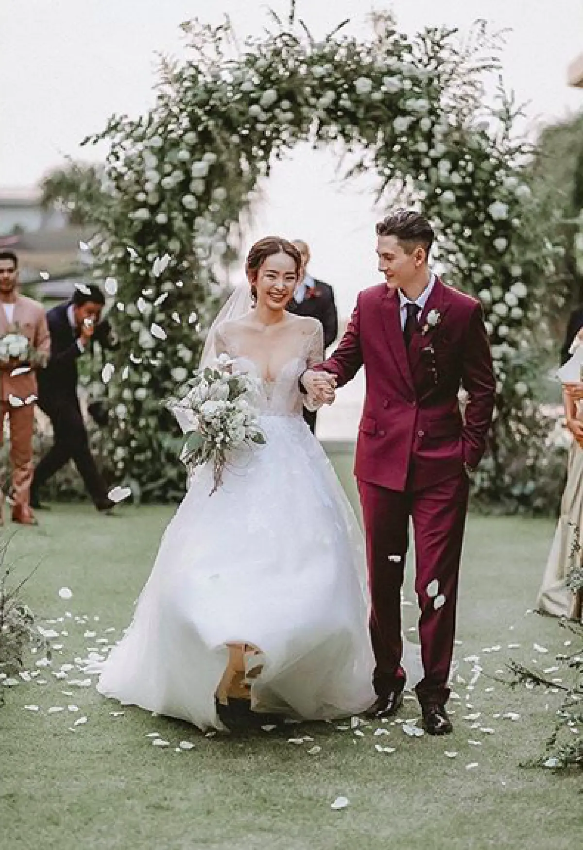 “กวินท์-ปุ้มปุ้ย” ควงคู่เข้าสู่ประตูวิวาห์ ท่ามกลางบรรยากาศสุดโรแมนติกที่พัทยา