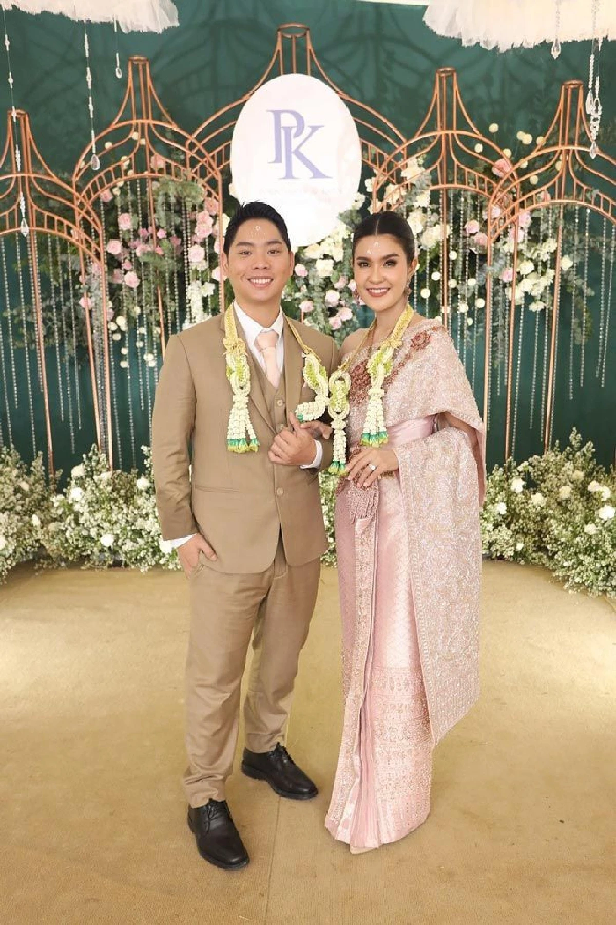 ทันเวลา “เปา เปาวลี” ฟิตติ้งชุดเจ้าสาวสีขาวสวยสง่า! หลังร้านที่สั่งตัดหนีหาย ไร้วี่แวว