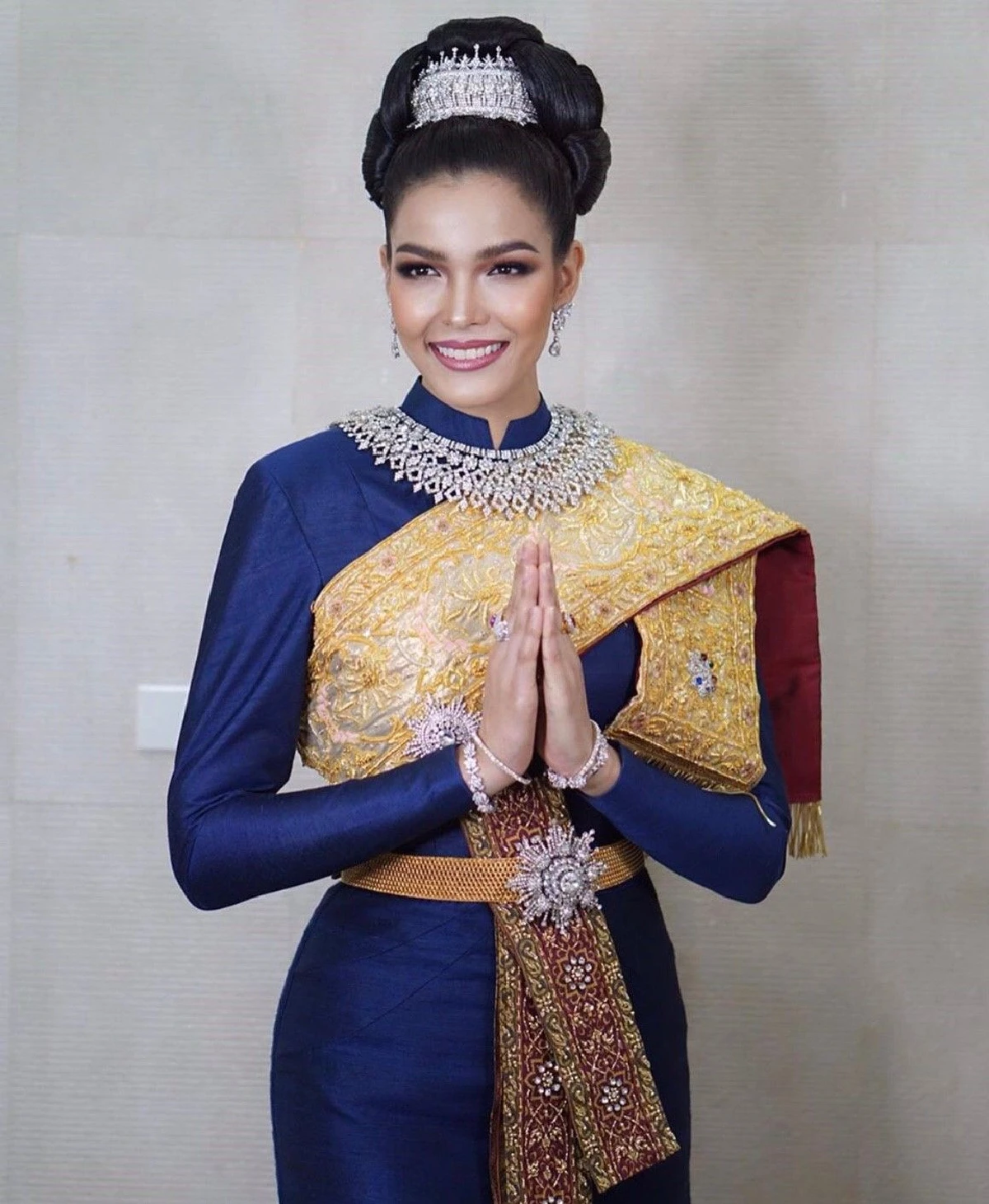 ฟ้าใส ปวีณสุดา แต่งสวยด้วยชุดไทยสุดอลังการ ต้อนรับผู้นำอาเซียน