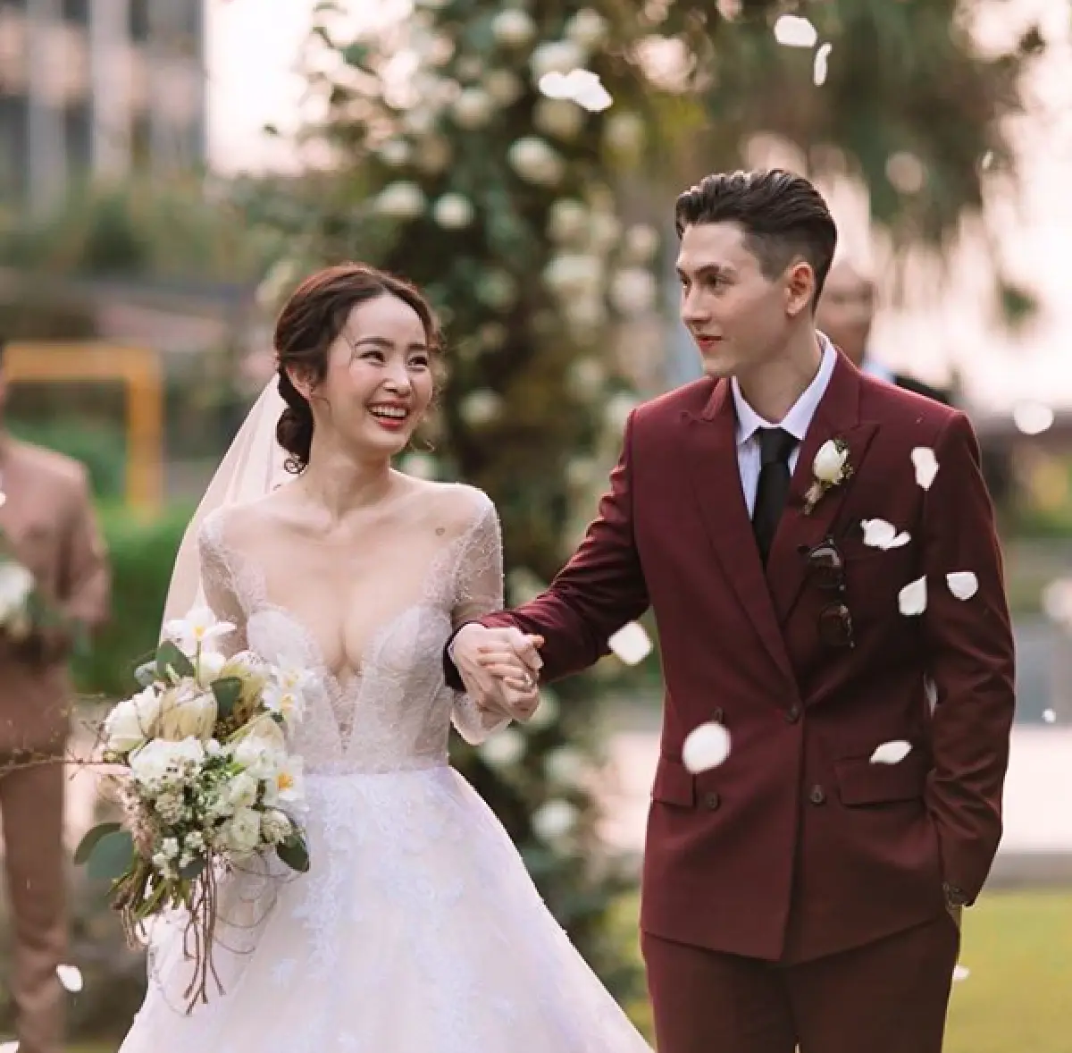 “กวินท์-ปุ้มปุ้ย” ควงคู่เข้าสู่ประตูวิวาห์ ท่ามกลางบรรยากาศสุดโรแมนติกที่พัทยา