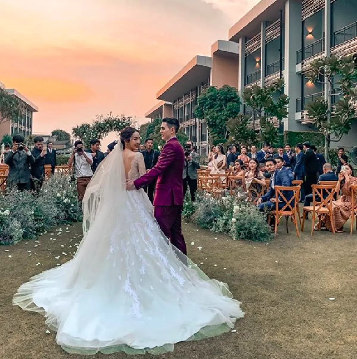 “กวินท์-ปุ้มปุ้ย” ควงคู่เข้าสู่ประตูวิวาห์ ท่ามกลางบรรยากาศสุดโรแมนติกที่พัทยา