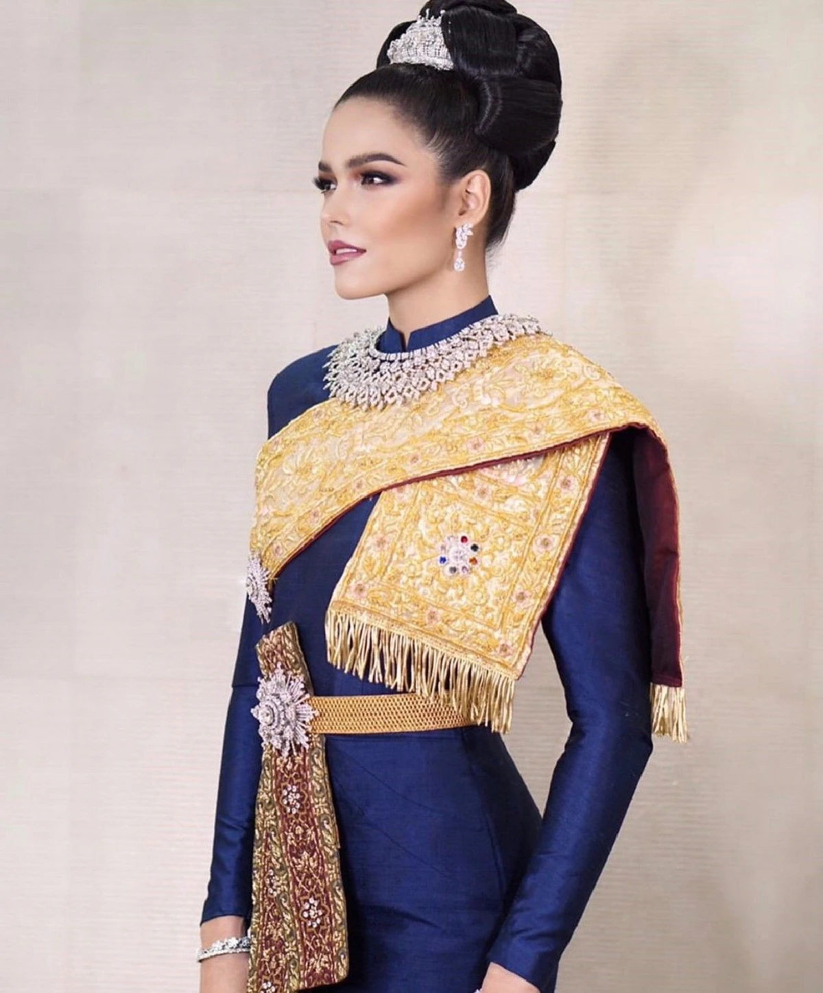 ฟ้าใส ปวีณสุดา แต่งสวยด้วยชุดไทยสุดอลังการ ต้อนรับผู้นำอาเซียน