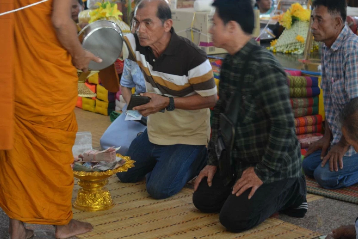 ชาวบ้านถือป้ายไล่เจ้าอาวาส ปมเงินทำบุญกฐิน ไม่ตรงยอดฝากบัญชีธนาคาร