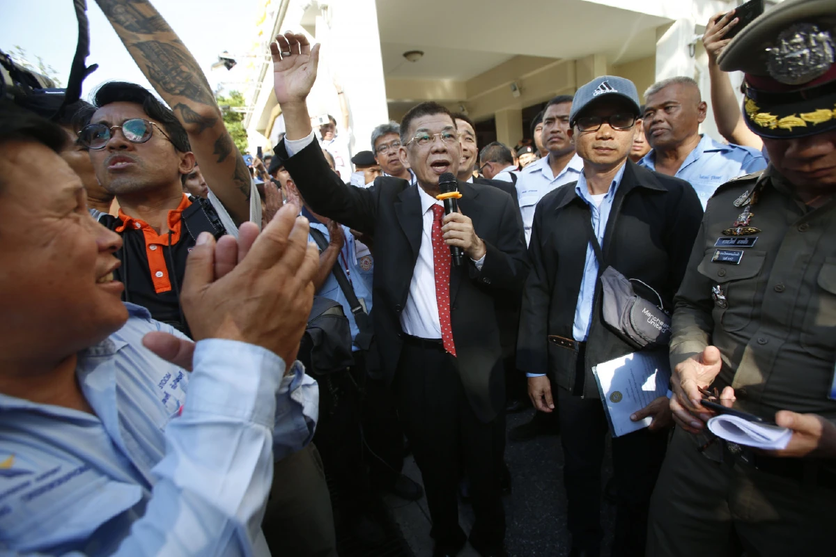 ม็อบรถแท็กซี่ยอมสลายตัวเลิกปิดล้อมคมนาคมพอใจ"ศักดิ์สยาม"รับข้อเสนอ