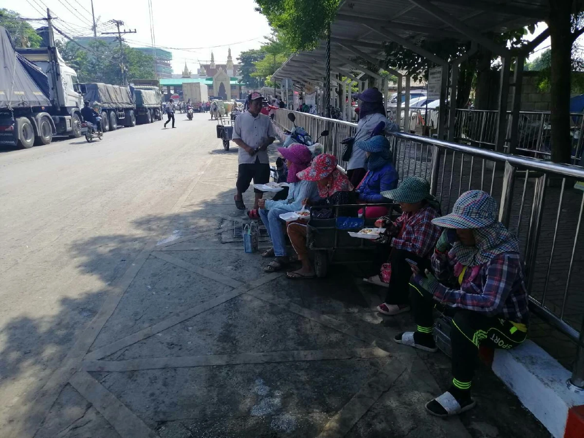 ทหารเขมรเสริมกำลังชายแดนคึกคักชาวบ้านแห่กลับประเทศตลาดโรงเกลือเงียบ