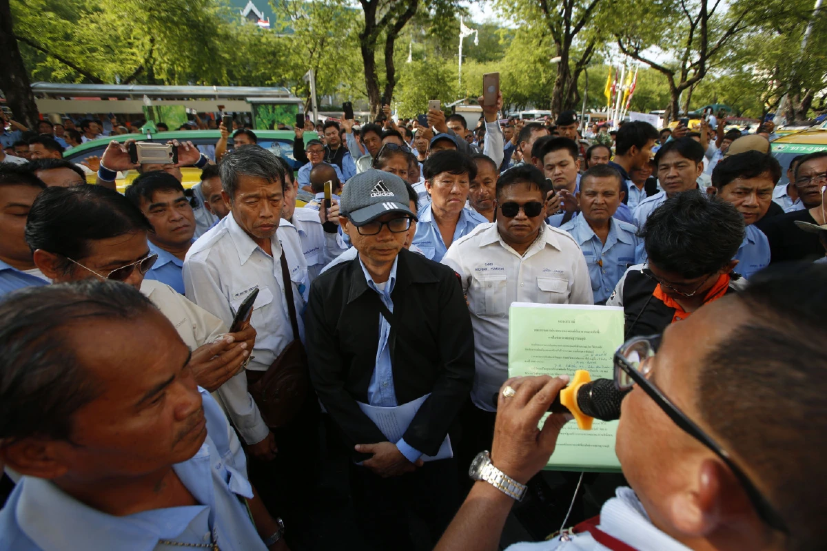 ม็อบรถแท็กซี่ยอมสลายตัวเลิกปิดล้อมคมนาคมพอใจ"ศักดิ์สยาม"รับข้อเสนอ