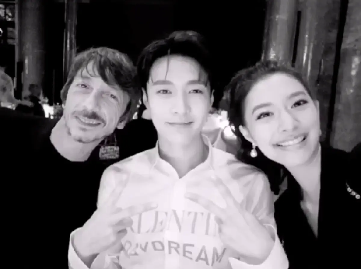 “มิว นิษฐา” อวดความน่ารัก “เลย์  EXO" ในงานปาร์ตี้แฟชั่นโชว์ พร้อมอัดคลิปมาฝากเหล่า EXO-L