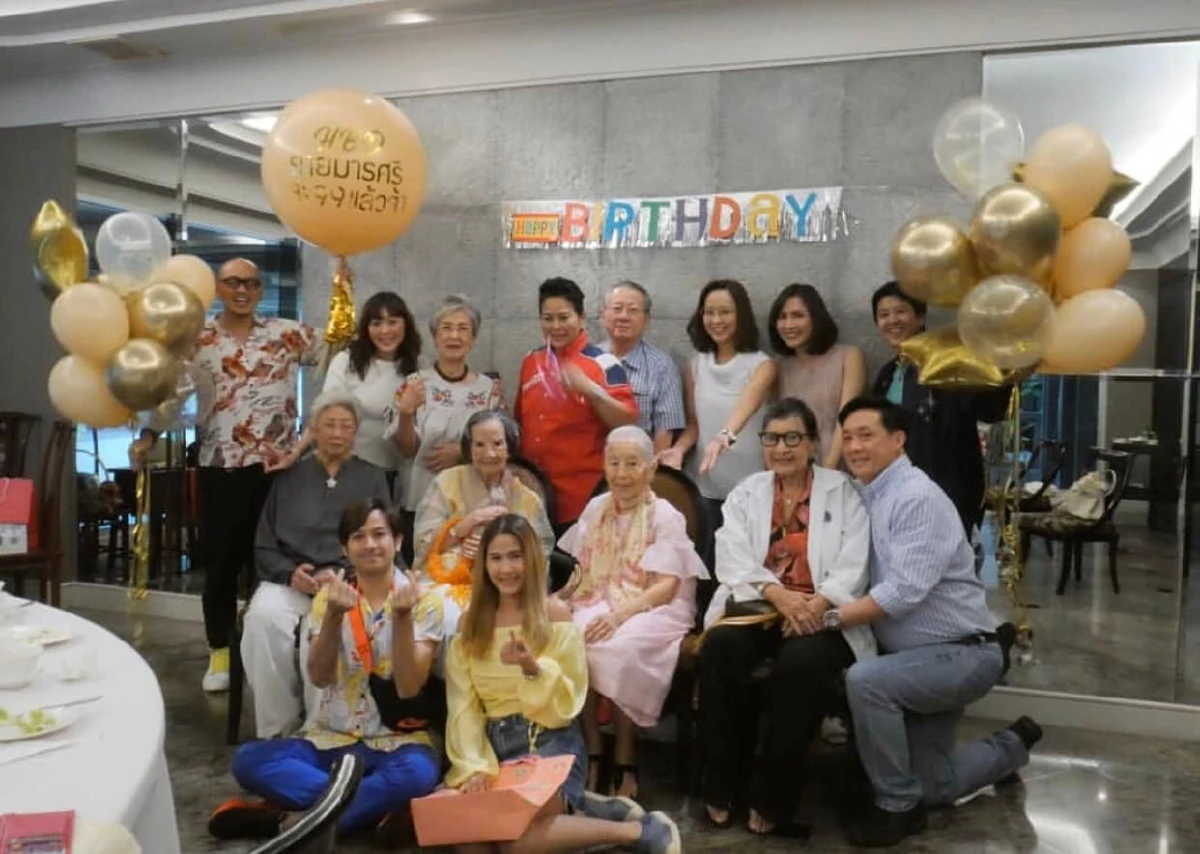 คุณยายมารศรี ฉลองวันเกิด 99 ปี ลูกหลานรวมตัวจัดให้อย่างอบอุ่น