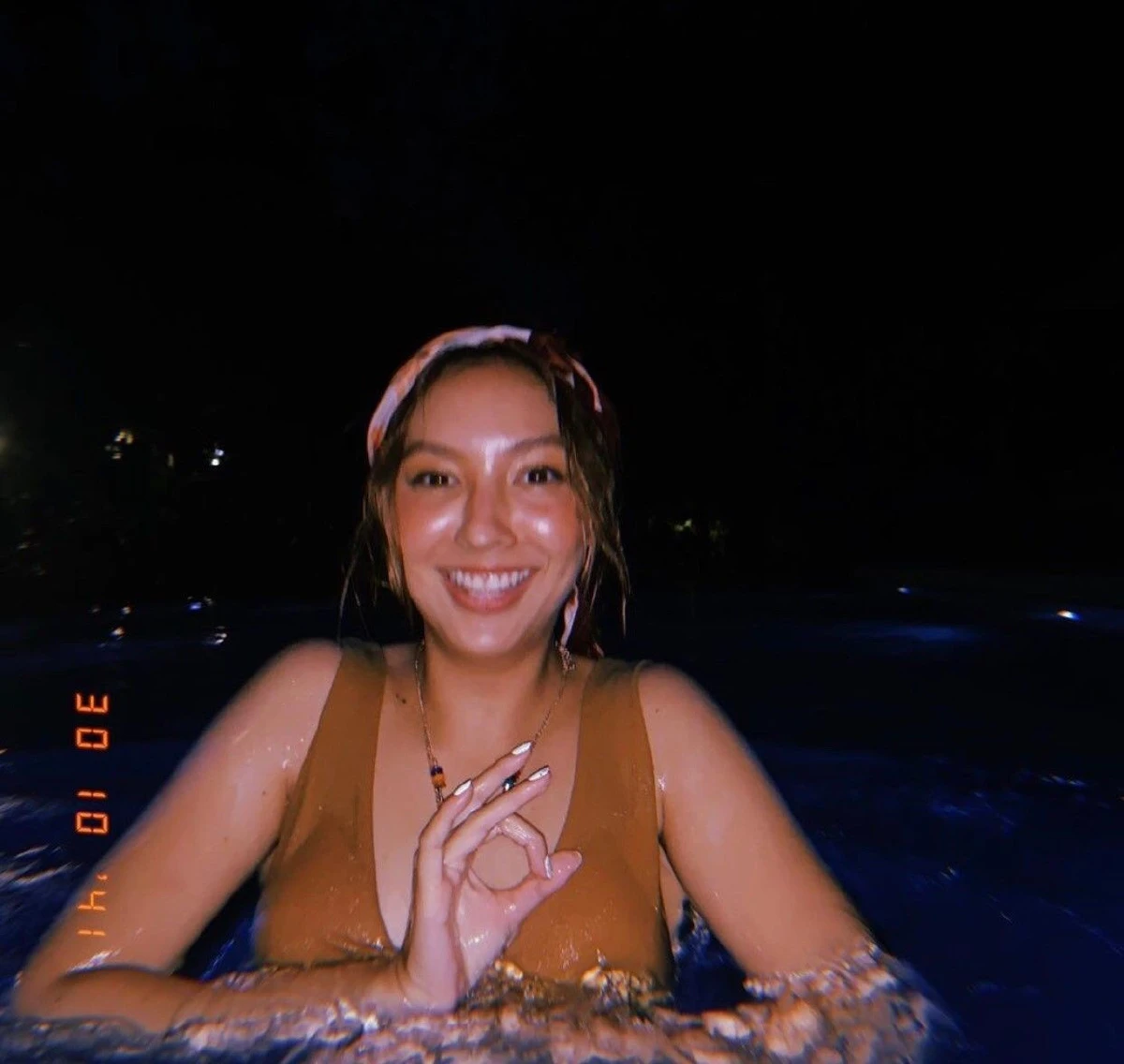 แซ่บต่อเนื่อง! คารีสา สปริงเก็ตต์ นุ่งบิกินี่อวดผิวแทนสวยริมทะเล