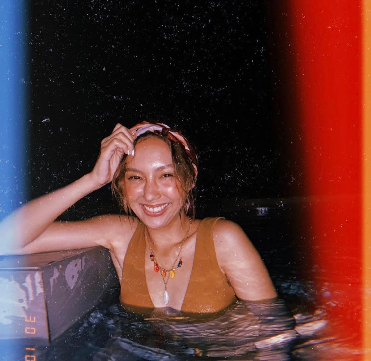 แซ่บต่อเนื่อง! คารีสา สปริงเก็ตต์ นุ่งบิกินี่อวดผิวแทนสวยริมทะเล