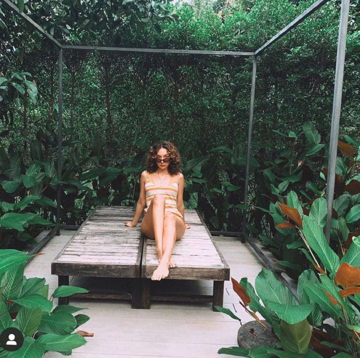 แซ่บต่อเนื่อง! คารีสา สปริงเก็ตต์ นุ่งบิกินี่อวดผิวแทนสวยริมทะเล