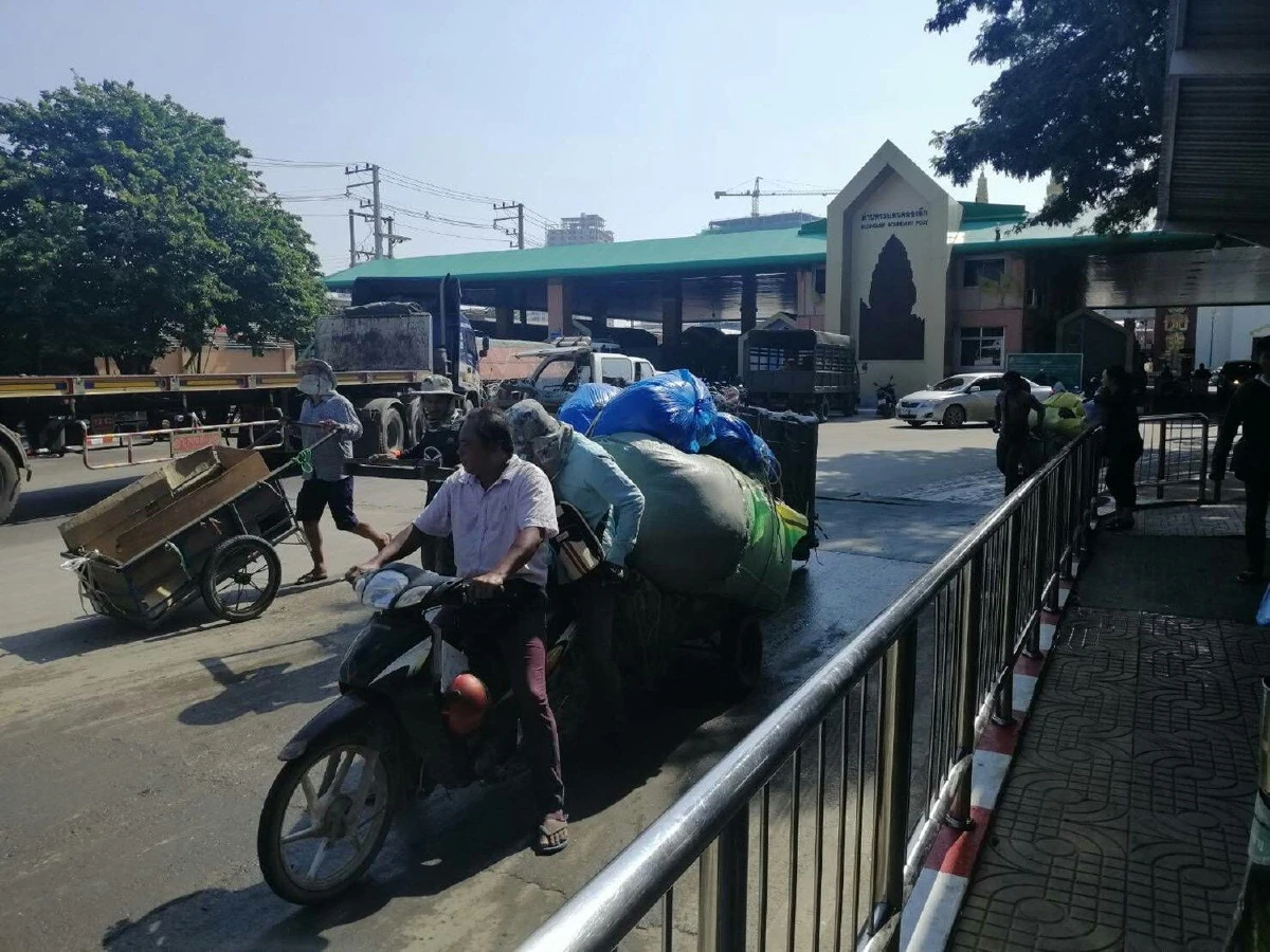 ทหารเขมรเสริมกำลังชายแดนคึกคักชาวบ้านแห่กลับประเทศตลาดโรงเกลือเงียบ