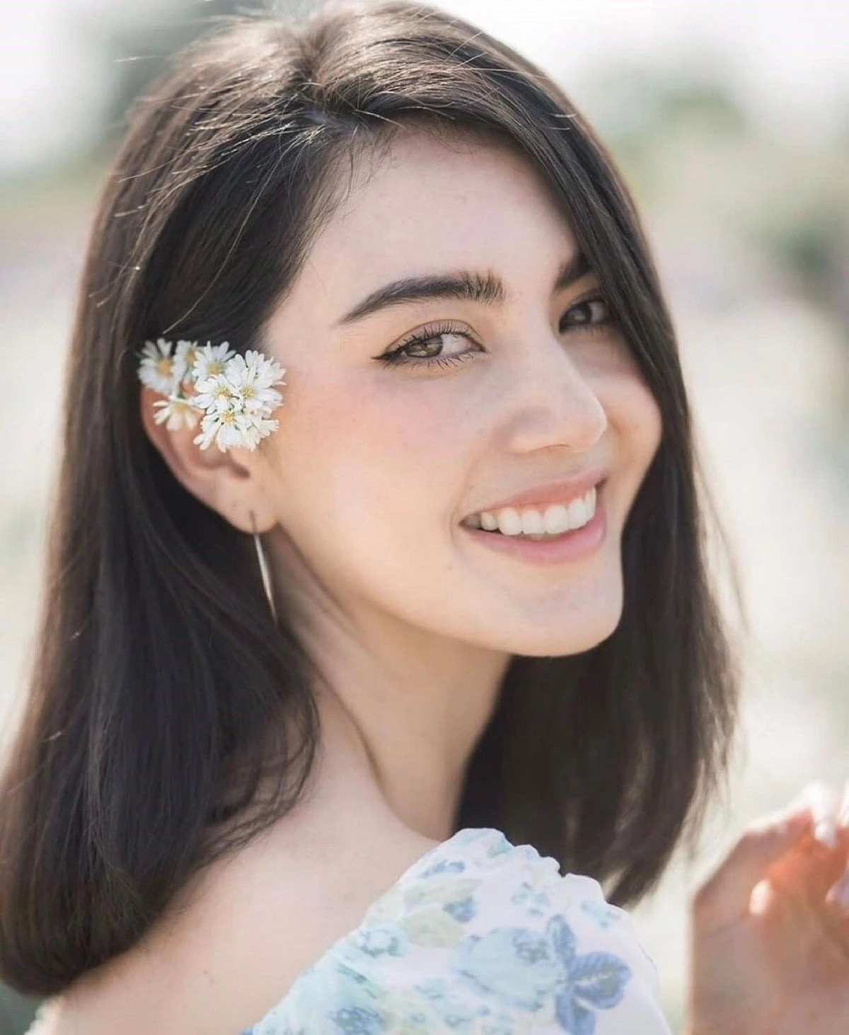 ส่องภาพ ใหม่ ดาวิกา อวดลุคสดใสท่ามกลางทุ่งดอกไม้ที่เชียงใหม่