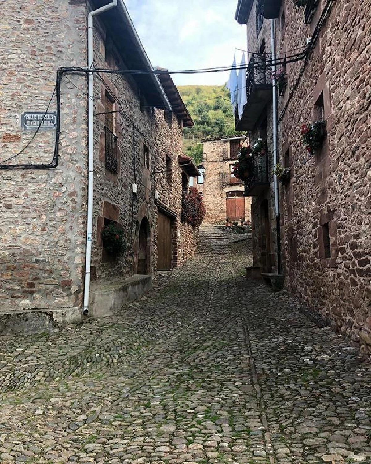 มาร์กี้ พาลูกแฝด มีก้า-มีญ่า ไปเยี่ยมญาติ นอนบ้านเกิดที่สเปนครั้งแรก