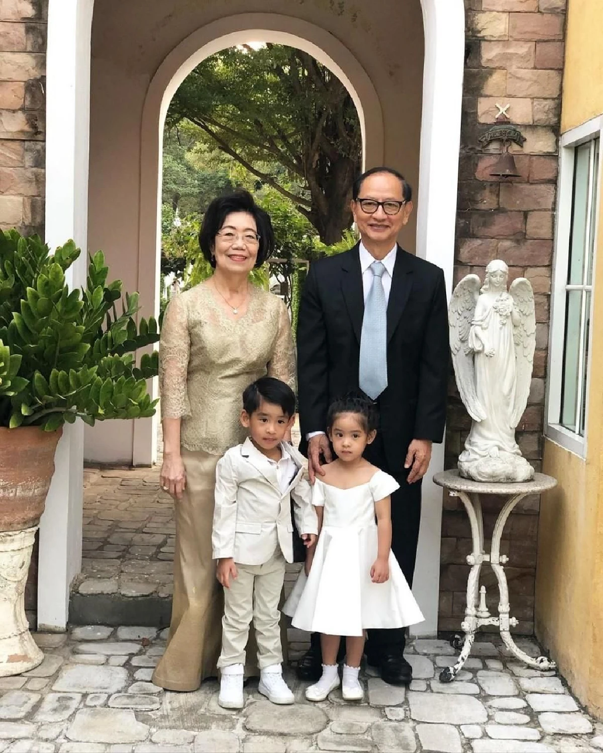 ภาพอบอุ่น! โอปอล์-หมอโอ๊ค พาลูกแฝดร่วมงานแต่ง โอเปก น้องชายสุดที่รัก