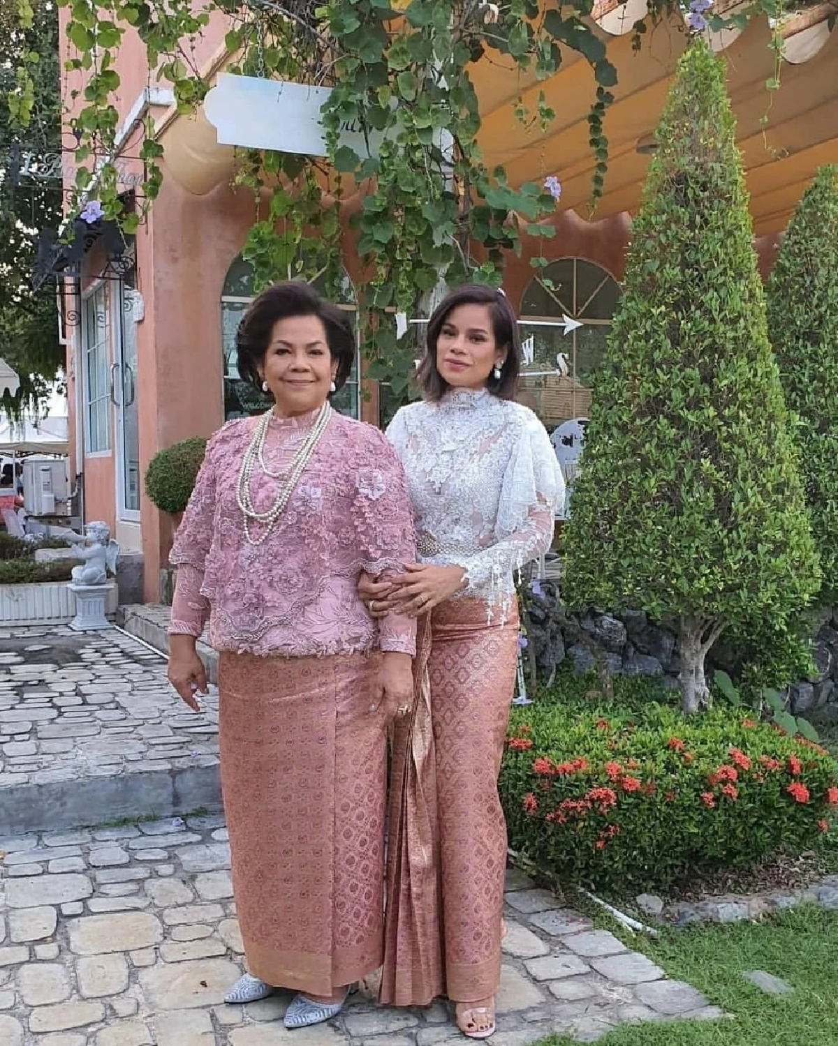 ภาพอบอุ่น! โอปอล์-หมอโอ๊ค พาลูกแฝดร่วมงานแต่ง โอเปก น้องชายสุดที่รัก