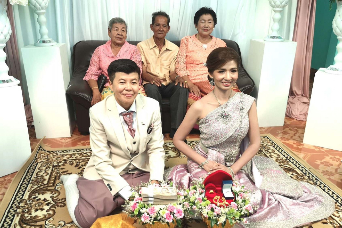 สุดฮือฮา! ครูทอมวิวาห์สาวสวย หลังคบหานาน8ปี สุดฮือฮา! ครูทอมวิวาห์สาวสวย หลังคบหานาน8ปี