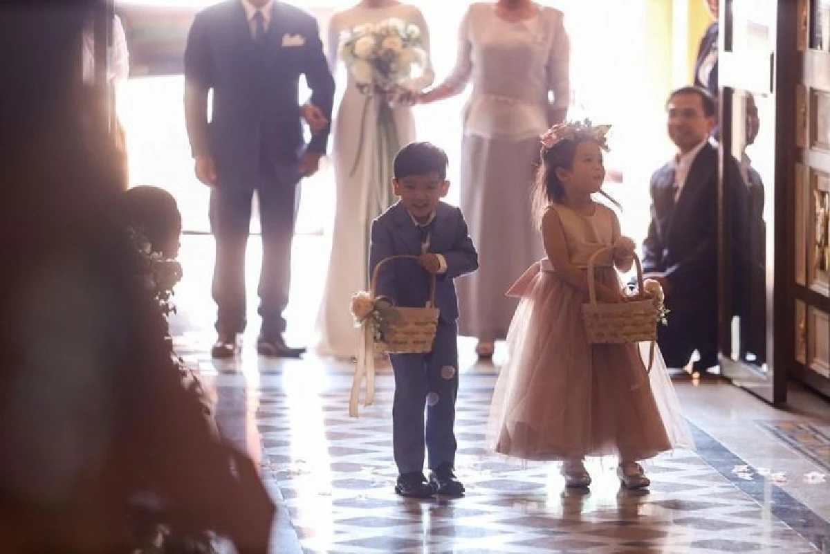 ทำตามที่บรีฟจริงๆ “น้องเภา” ลูกชายคนเล็ก “ป๋อ-เอ๋” เรียกรอยยิ้มให้กับแขกในงานแต่ง "เปาวลี-เอิร์ธ"