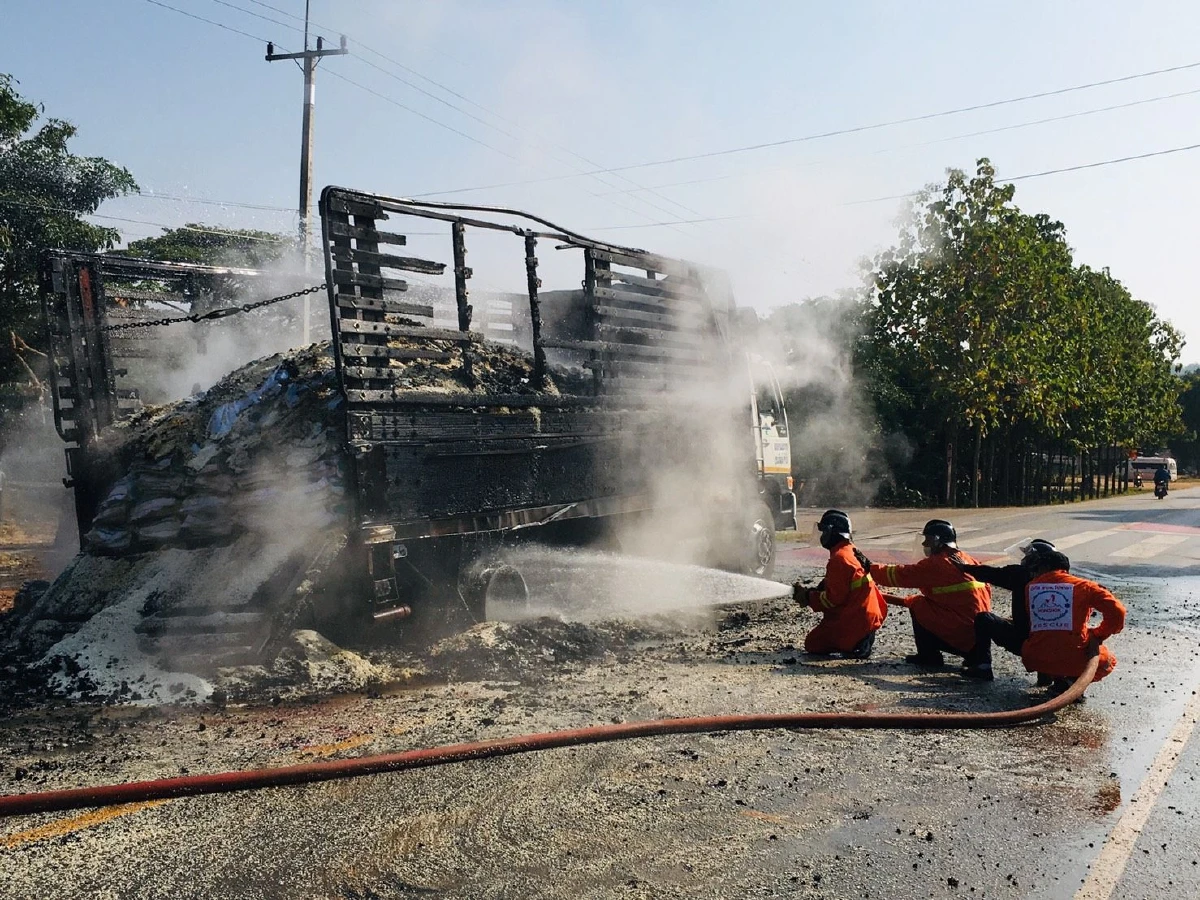 ระทึก!สิบล้อบรรทุกข้าวสารกว่า 310 กระสอบถูกไฟไหม้วอดทั้งคัน