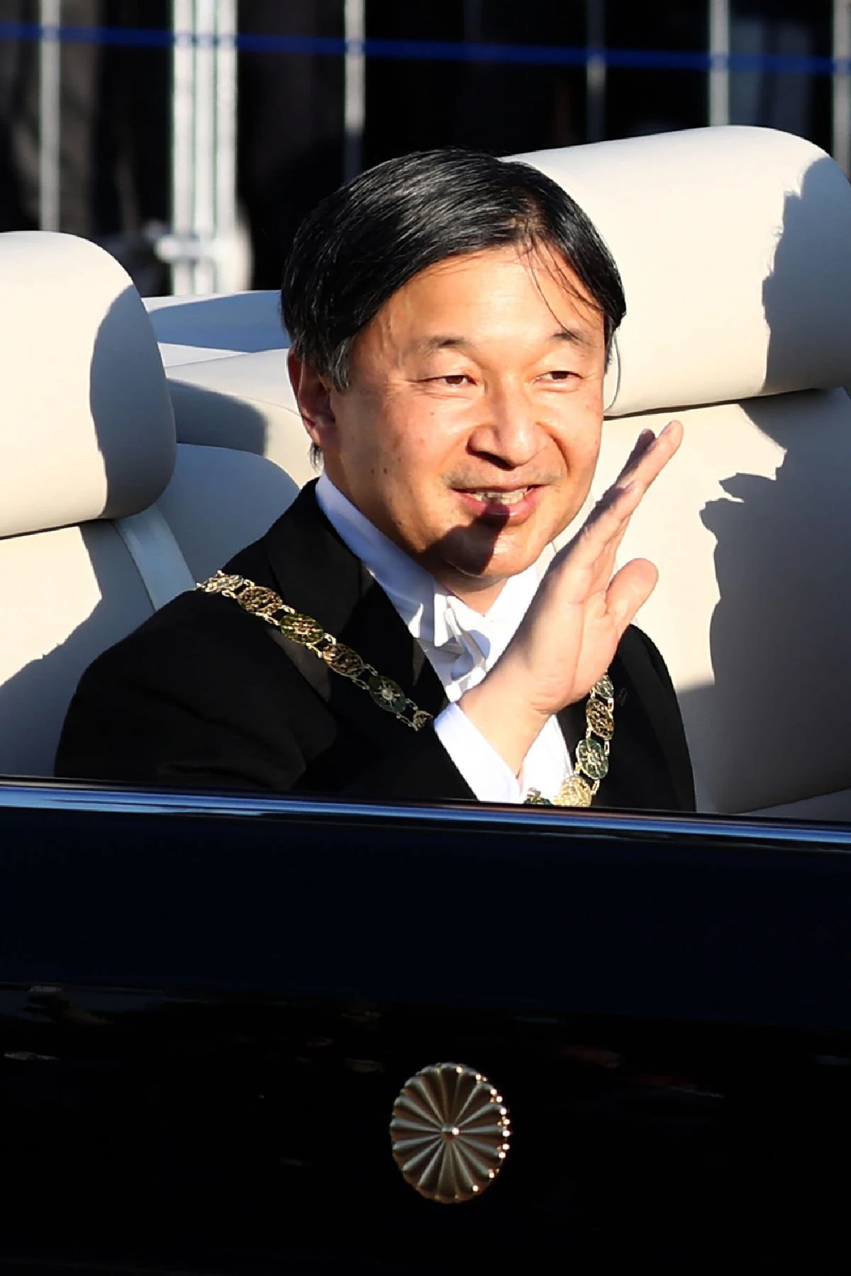 จักรพรรดิญี่ปุ่นเลียบพระนครให้ประชาชนชื่นชมพระบารมี