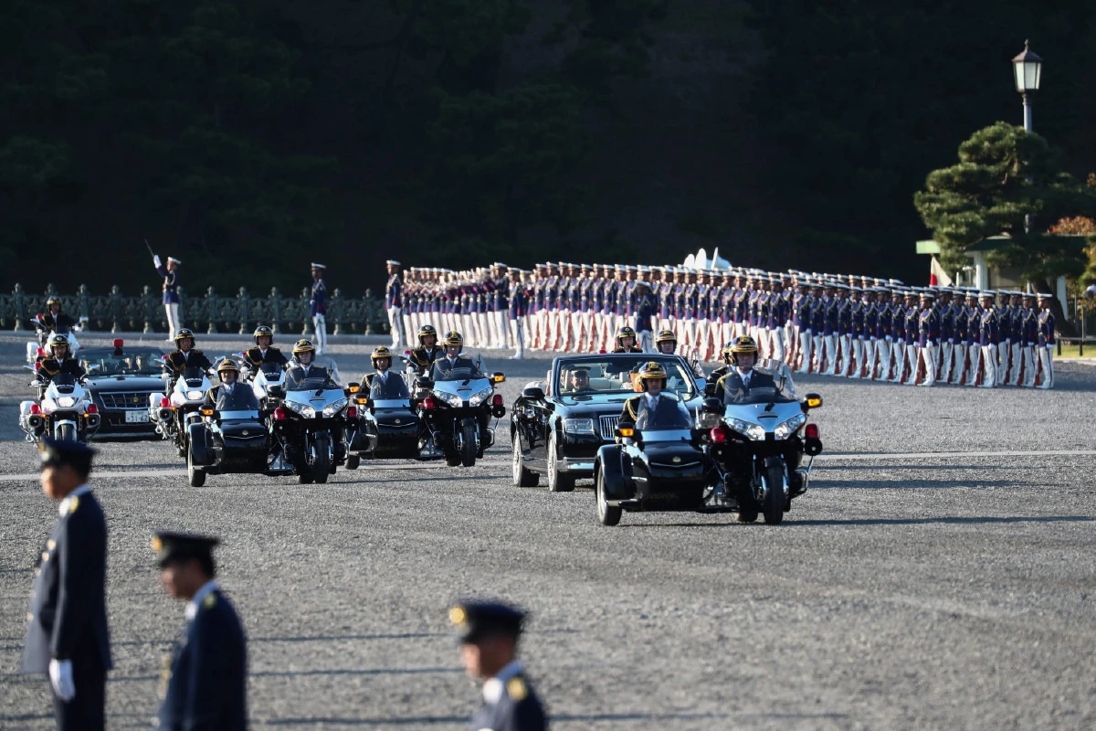 จักรพรรดิญี่ปุ่นเลียบพระนครให้ประชาชนชื่นชมพระบารมี