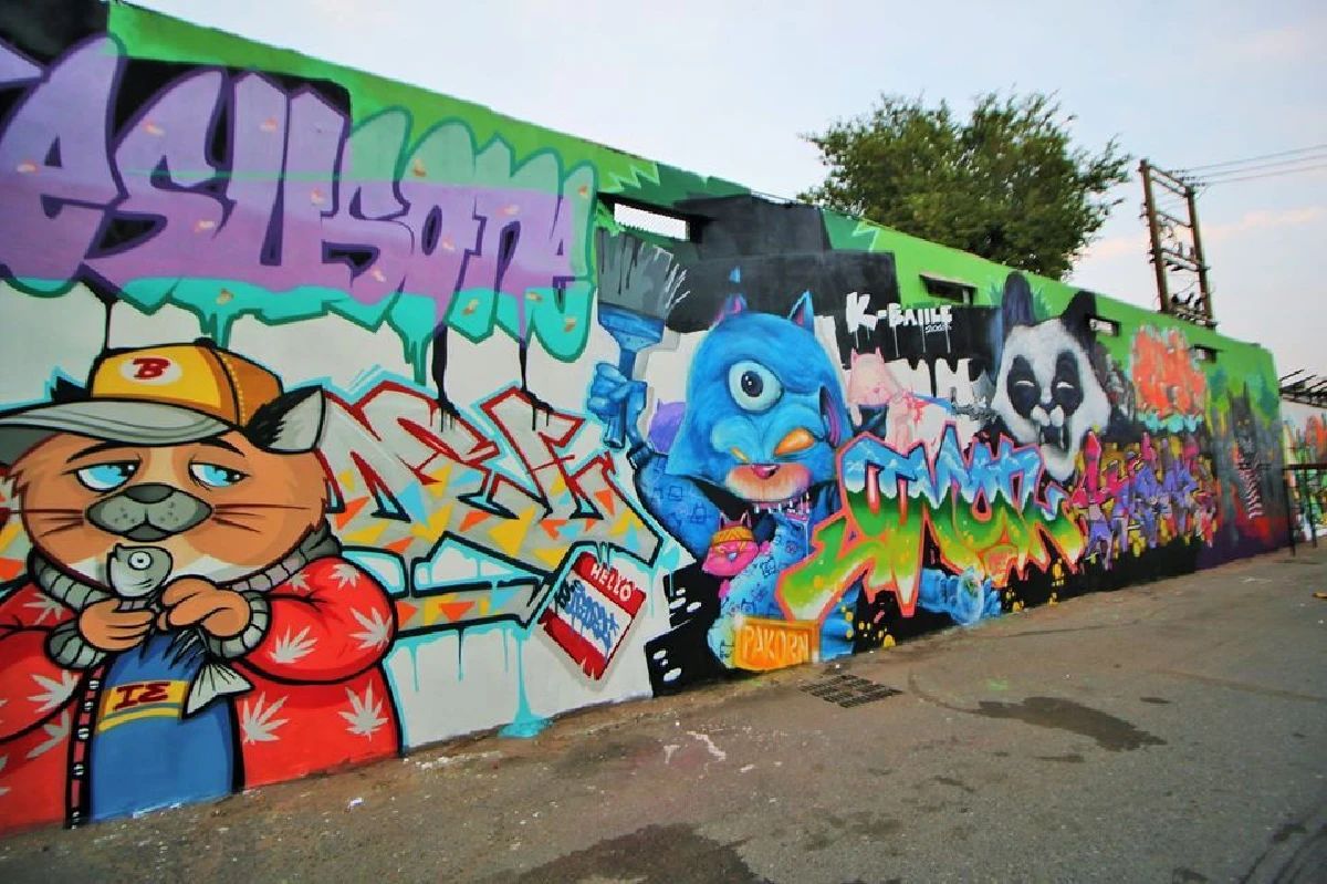 ศิลปินกราฟฟิตี้แต้มสีกำแพงเป็นแลนด์มาร์คแห่งใหม่ยาวสุดในภาคอีสาน