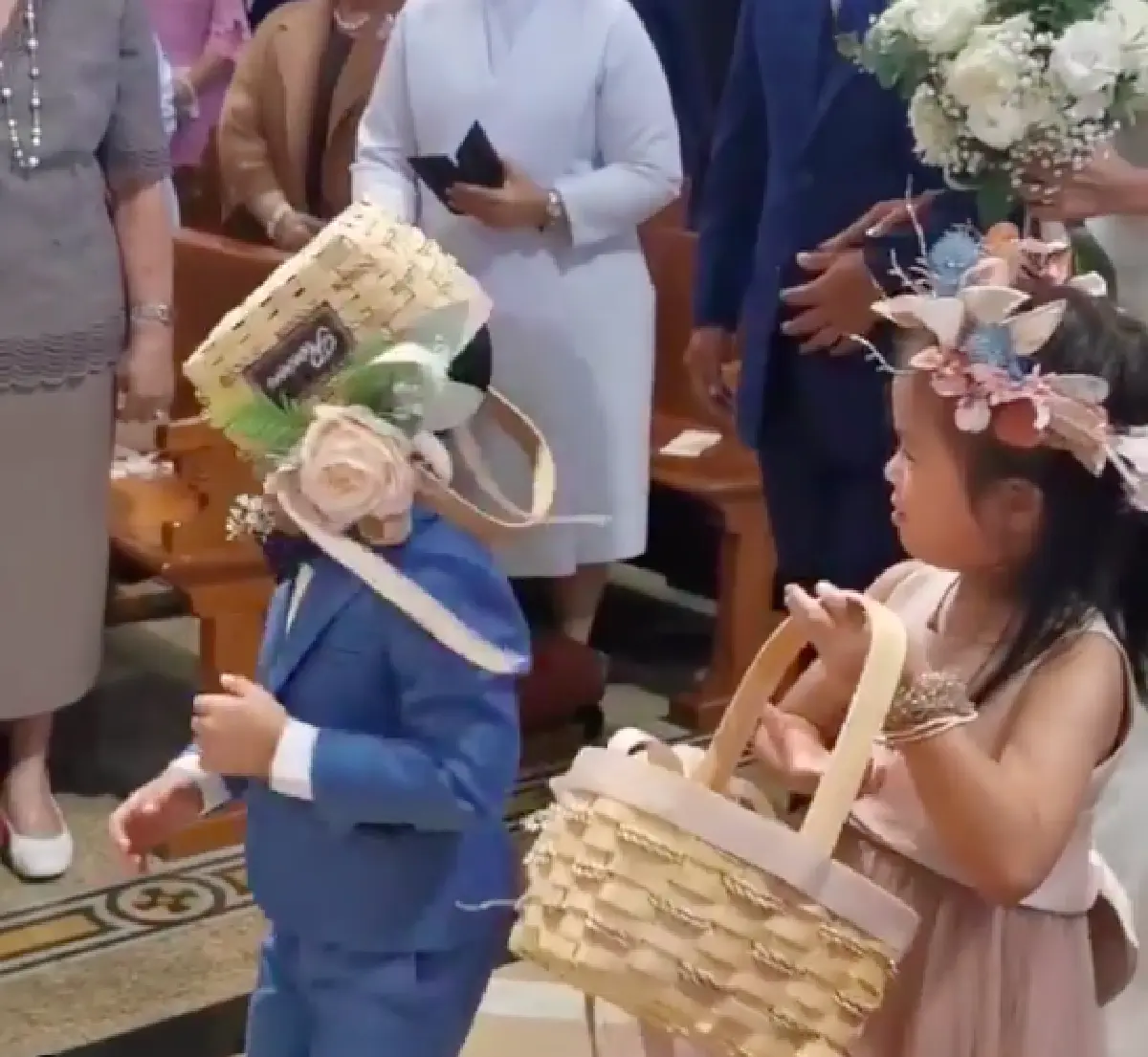 ทำตามที่บรีฟจริงๆ “น้องเภา” ลูกชายคนเล็ก “ป๋อ-เอ๋” เรียกรอยยิ้มให้กับแขกในงานแต่ง "เปาวลี-เอิร์ธ"