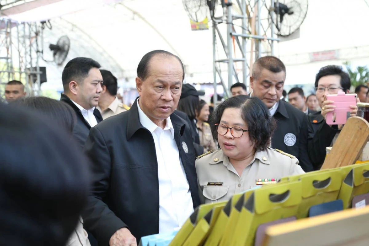 "บิ๊กตู่"สนใจสินค้าโอทอปเมืองโอ่งมังกรทั้งชิมทั้งแชะภาพโชว์