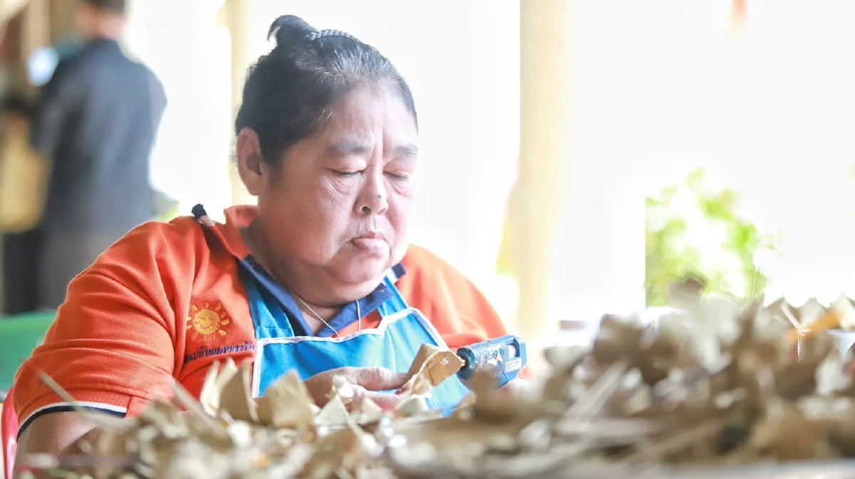 พ่อเมืองปทุมฯชอบใจกระทงรักษ์โลกทำจากฟางข้าววัสดุเหลือใช้