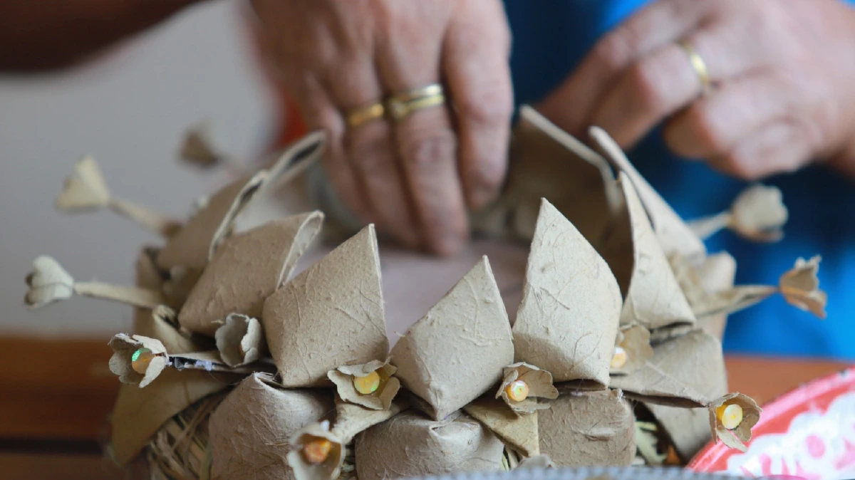 พ่อเมืองปทุมฯชอบใจกระทงรักษ์โลกทำจากฟางข้าววัสดุเหลือใช้