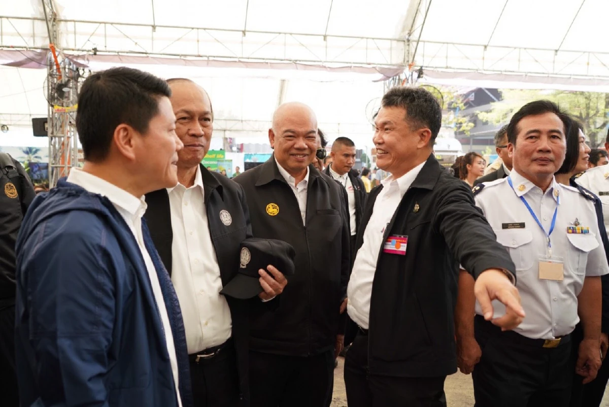 "บิ๊กตู่"สนใจสินค้าโอทอปเมืองโอ่งมังกรทั้งชิมทั้งแชะภาพโชว์