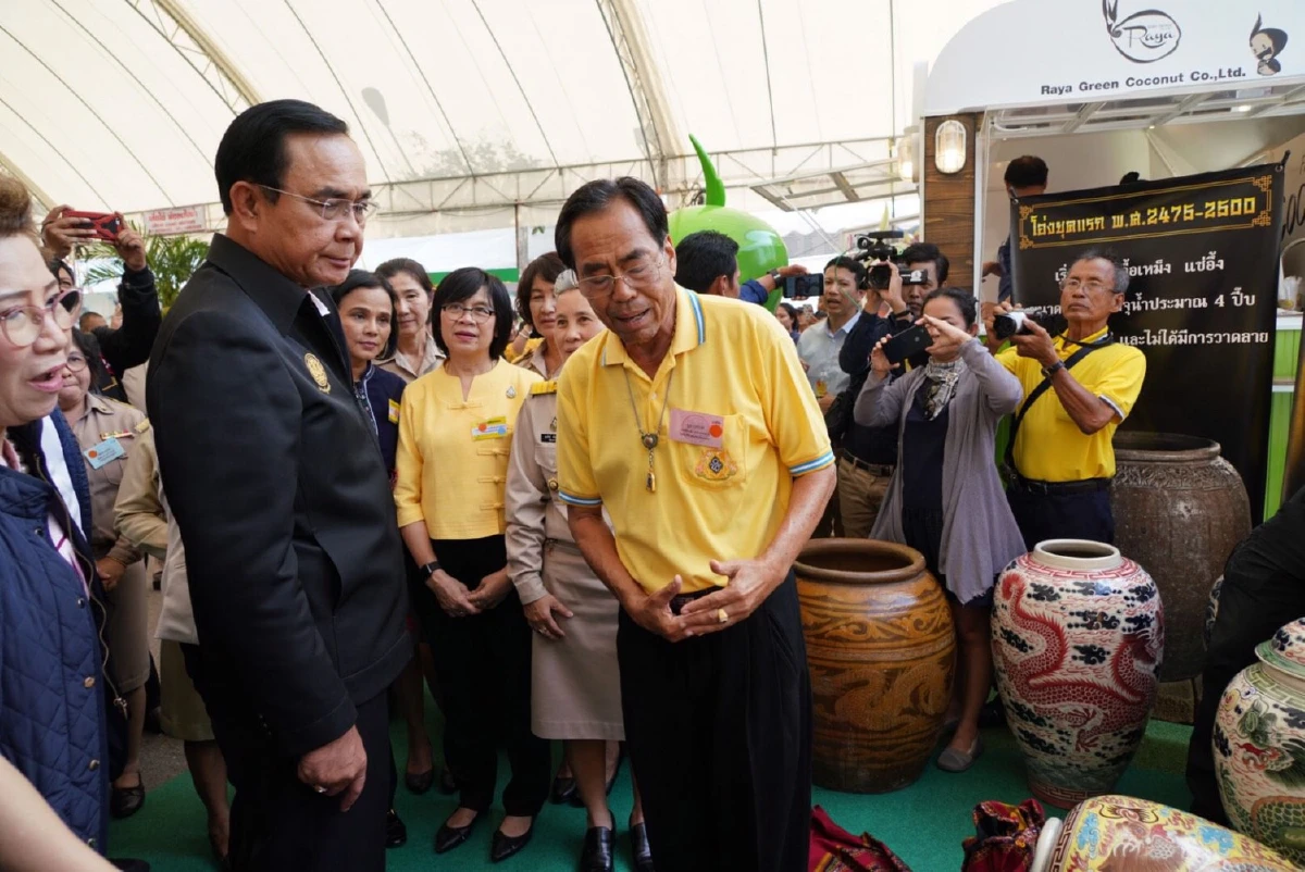 "บิ๊กตู่"สนใจสินค้าโอทอปเมืองโอ่งมังกรทั้งชิมทั้งแชะภาพโชว์