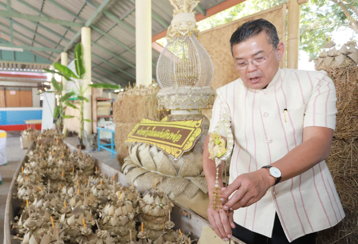 พ่อเมืองปทุมฯชอบใจกระทงรักษ์โลกทำจากฟางข้าววัสดุเหลือใช้