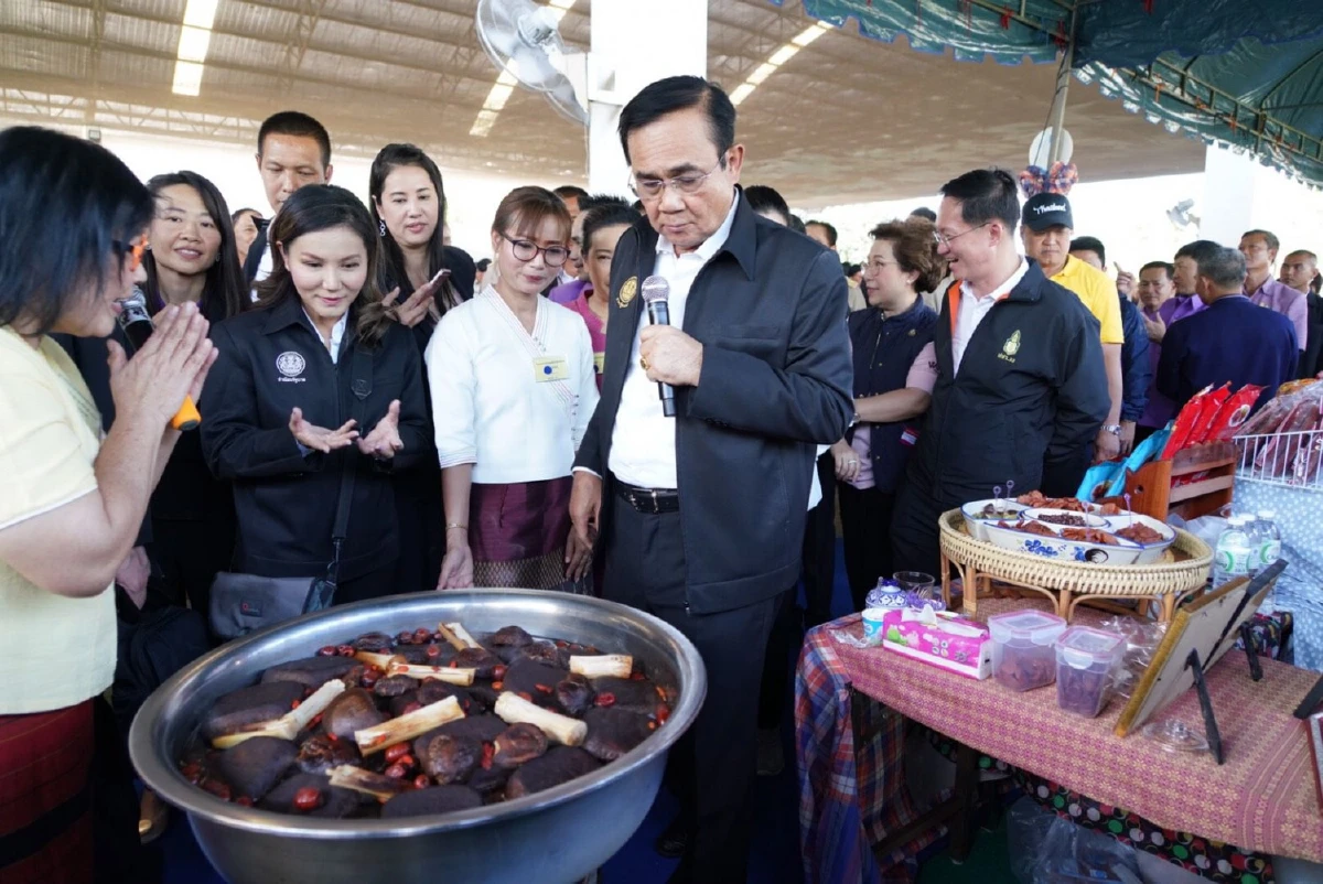 "บิ๊กตู่"สนใจสินค้าโอทอปเมืองโอ่งมังกรทั้งชิมทั้งแชะภาพโชว์