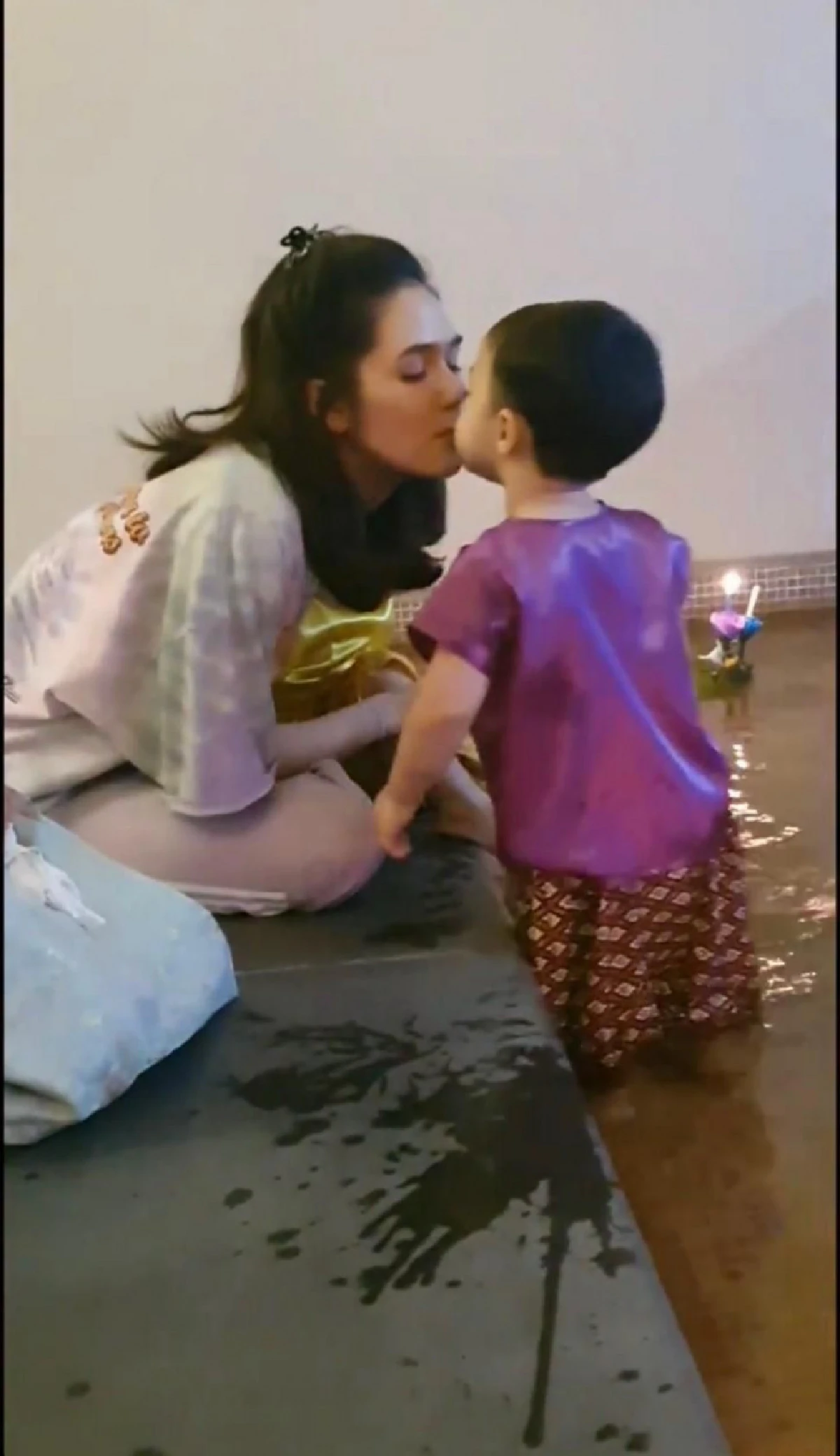 ทั้งฮาและน่ารัก! สายฟ้า-พายุ ร้องเต้นในวันลอยกระทงแต่ผิดเพลง (คลิป)