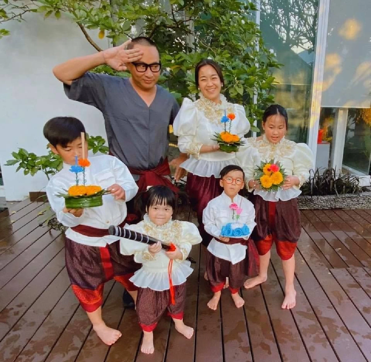 เก็บตกภาพสวยหล่อ! เหล่าซุปตาร์ร่วมเริงร่าในคืนวันลอยกระทง 2562