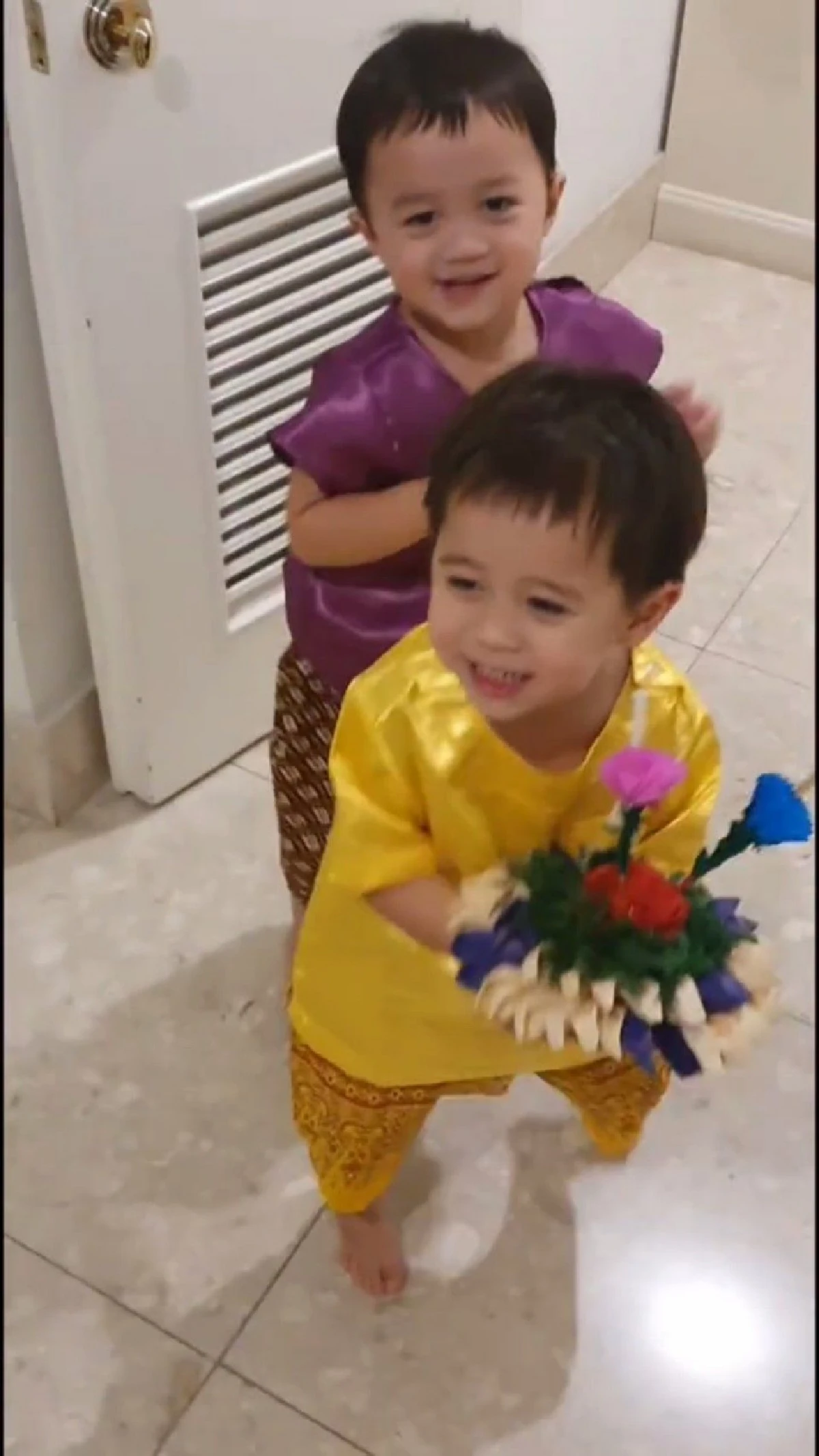 ทั้งฮาและน่ารัก! สายฟ้า-พายุ ร้องเต้นในวันลอยกระทงแต่ผิดเพลง (คลิป)