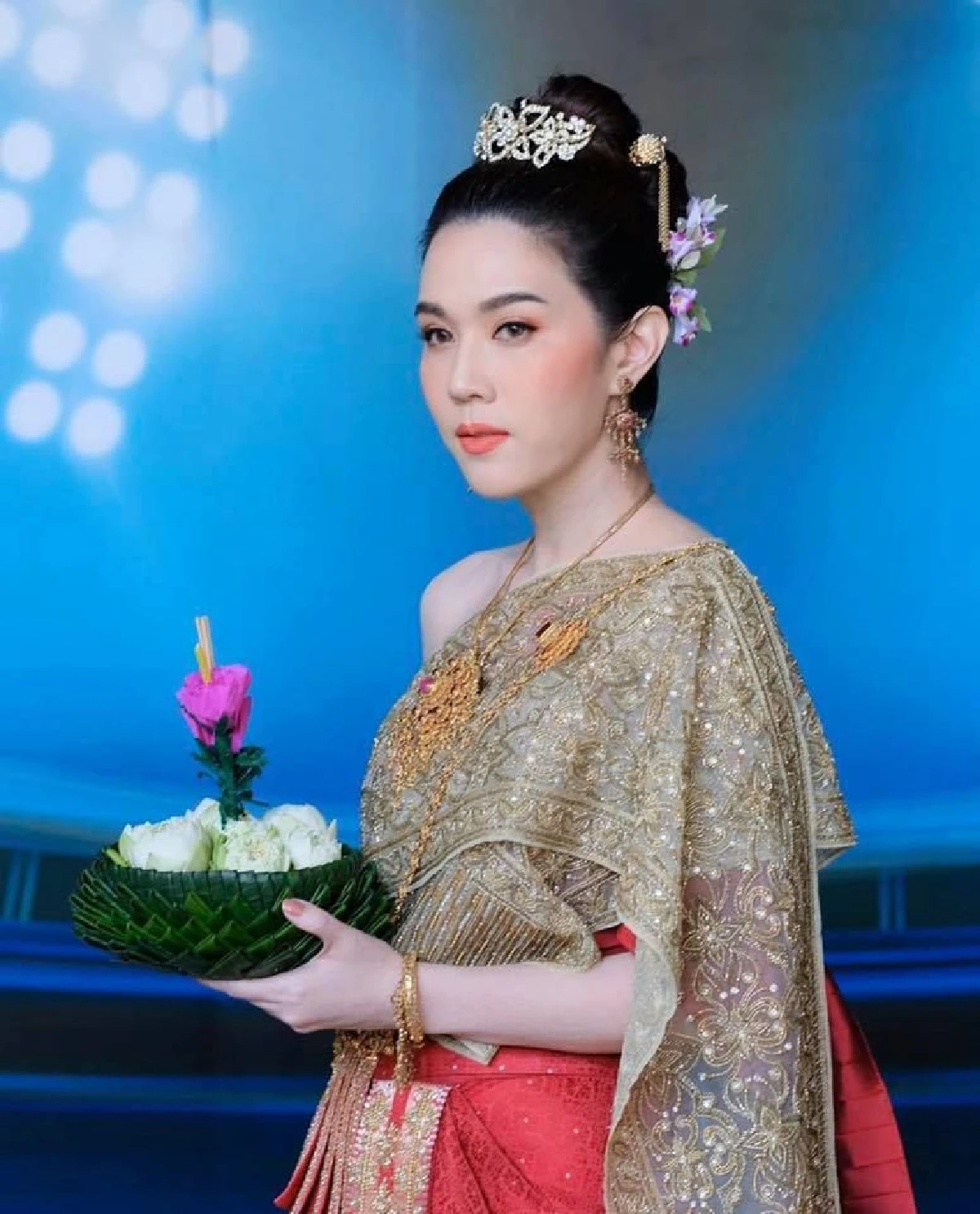 เก็บตกภาพสวยหล่อ! เหล่าซุปตาร์ร่วมเริงร่าในคืนวันลอยกระทง 2562