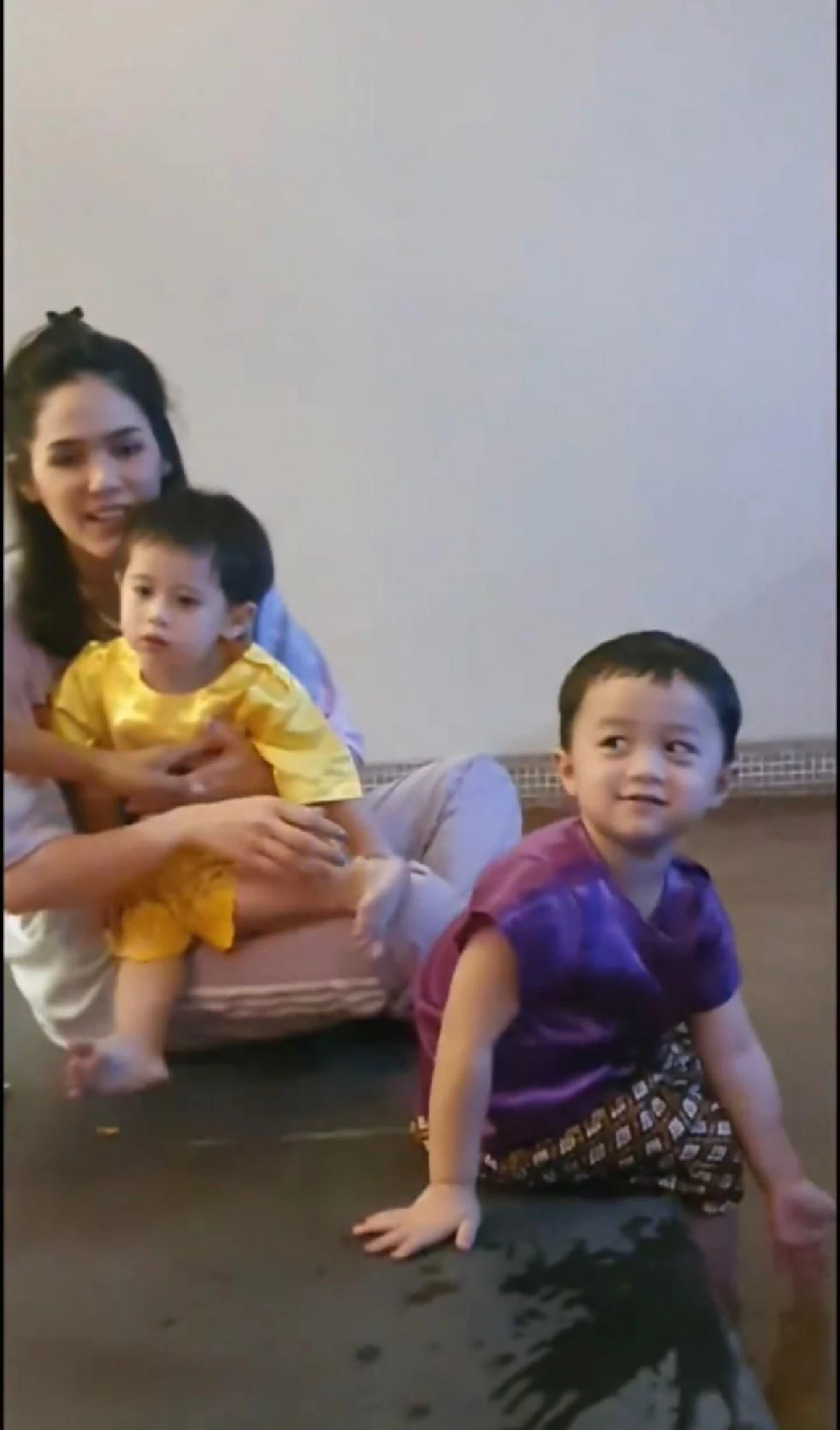 ทั้งฮาและน่ารัก! สายฟ้า-พายุ ร้องเต้นในวันลอยกระทงแต่ผิดเพลง (คลิป)