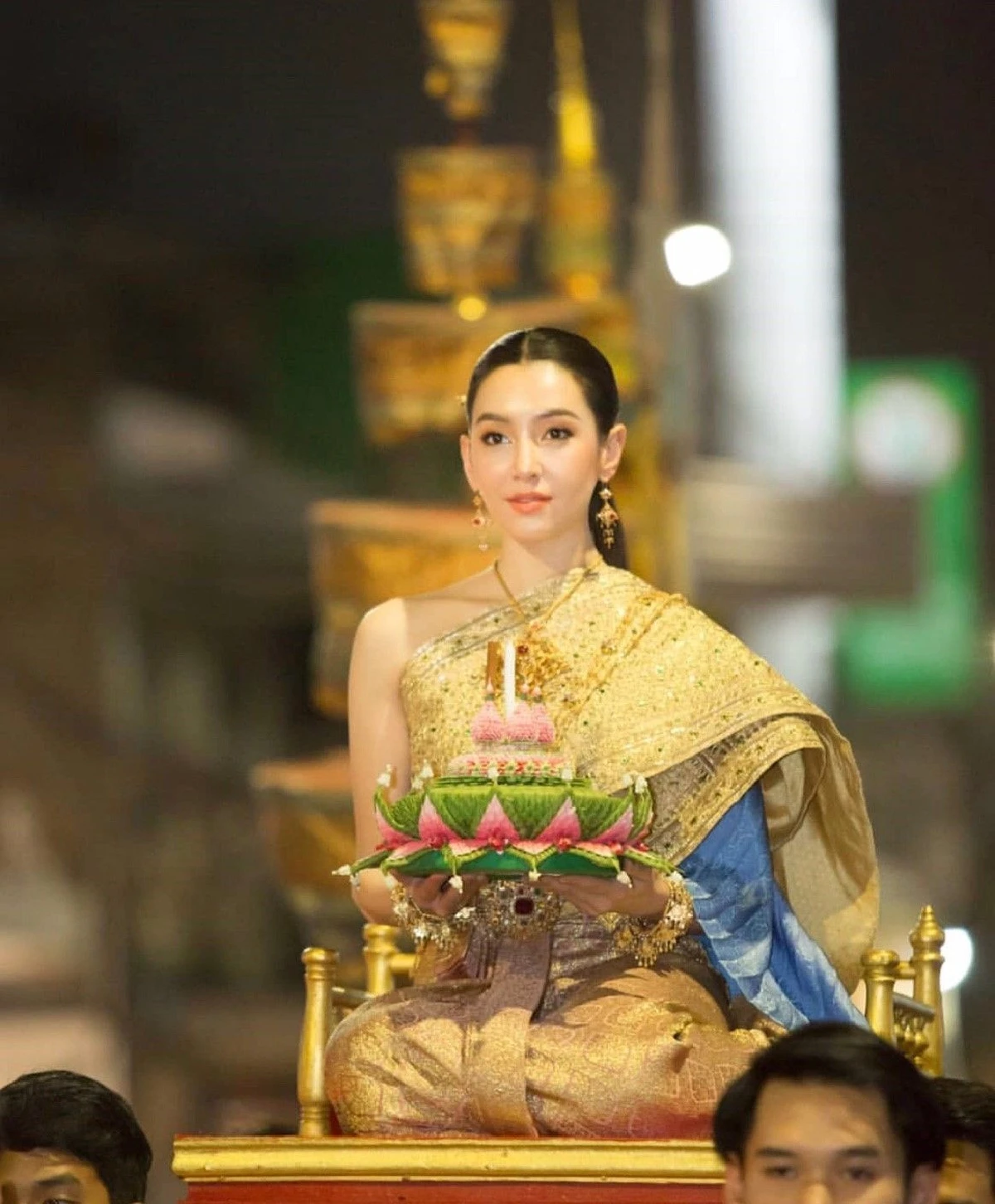 เก็บตกภาพสวยหล่อ! เหล่าซุปตาร์ร่วมเริงร่าในคืนวันลอยกระทง 2562