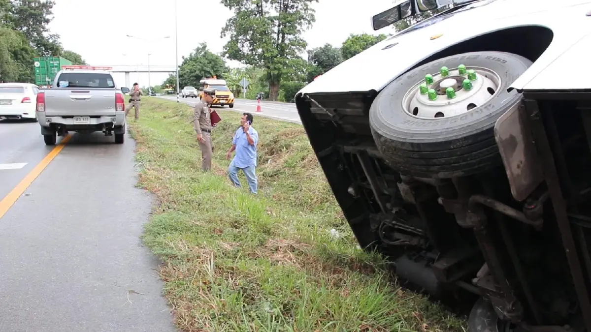 ฝนตกถนนลื่นบัสรับส่งพนักงานพลิกตะแคง-รถยนต์ตามหลังหักหลบพลิกคว่ำ