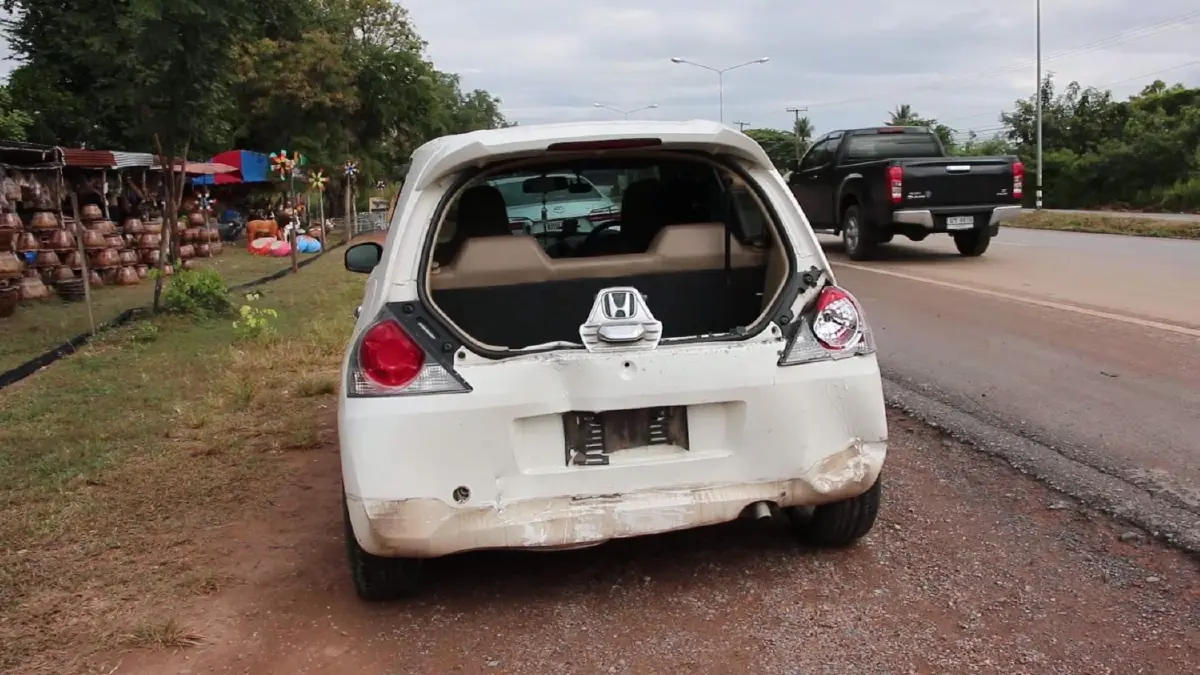 ฝนตกถนนลื่นบัสรับส่งพนักงานพลิกตะแคง-รถยนต์ตามหลังหักหลบพลิกคว่ำ