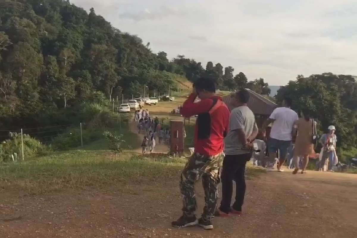 "เจ้าทองดี" กระทิงป่าชื่อดังวังน้ำเขียวโชว์ตัวรับนักท่องเที่ยว