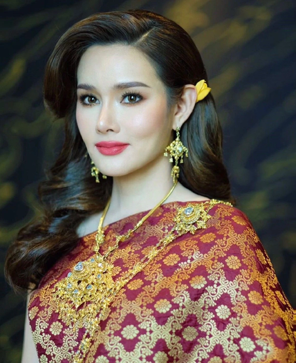 สวยเด้งจนตะลึง! ญาญ่าญิ๋ง นานๆทีแต่งชุดไทยจัดเต็มหัวจรดเท้า