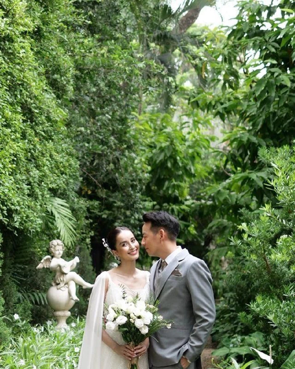 น้ำฝน พัชรินทร์-อาร์ม พิพัฒน์ เผยภาพหวานในชุดแต่งงานสุดโรแมนติก