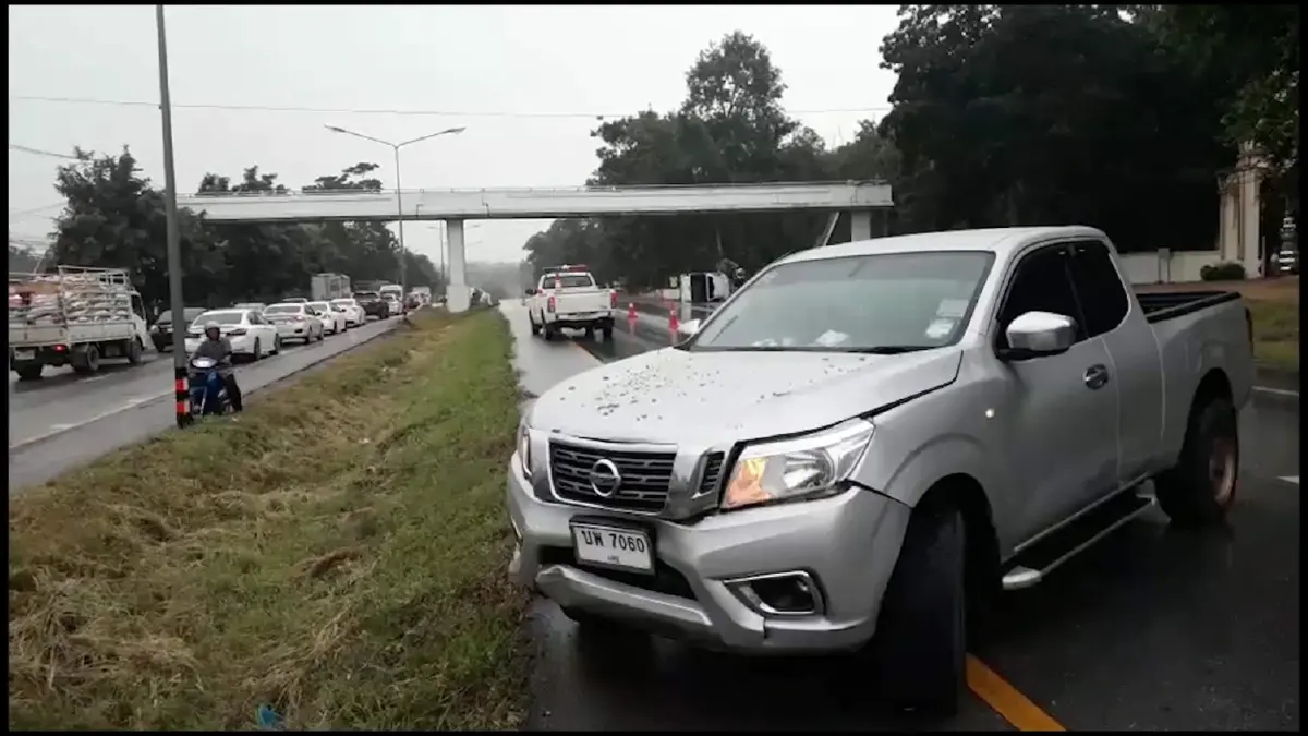ฝนตกถนนลื่นบัสรับส่งพนักงานพลิกตะแคง-รถยนต์ตามหลังหักหลบพลิกคว่ำ