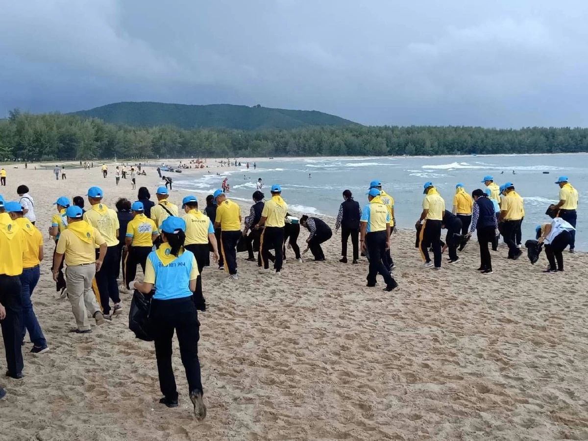 "จิตอาสา"พร้อมใจบำเพ็ญสาธารณประโยชน์เก็บขยะบริเวณหาดสมิหลา