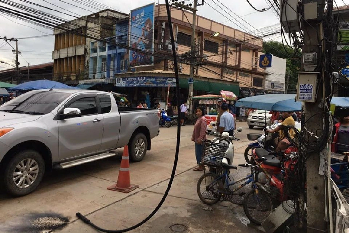 ฮีโร่ตัวจริง! หนุ่มวินมอไซต์ช่วยสาวถูกสายไฟฟ้าแรงสูงช็อตรอดตาย