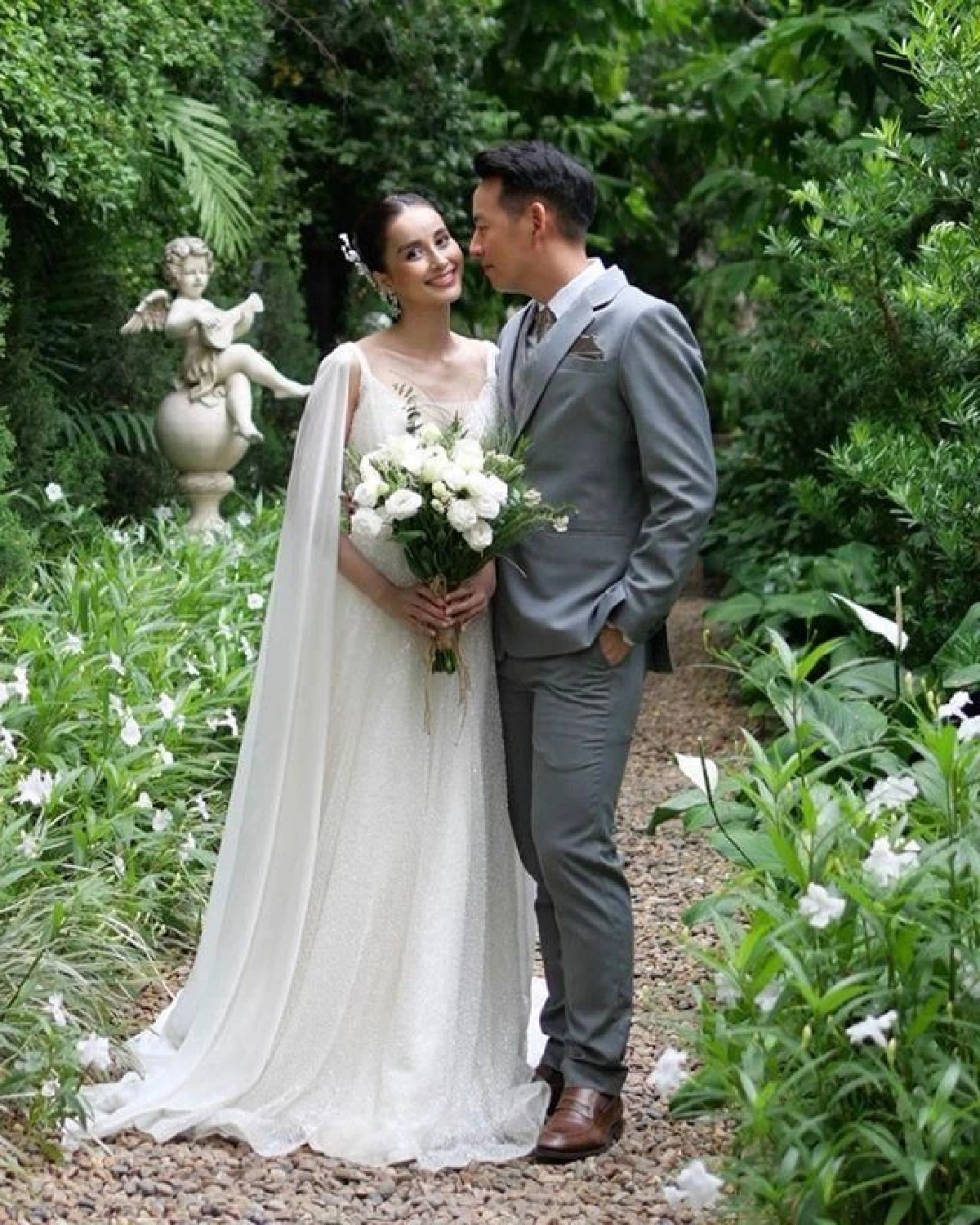 น้ำฝน พัชรินทร์-อาร์ม พิพัฒน์ เผยภาพหวานในชุดแต่งงานสุดโรแมนติก