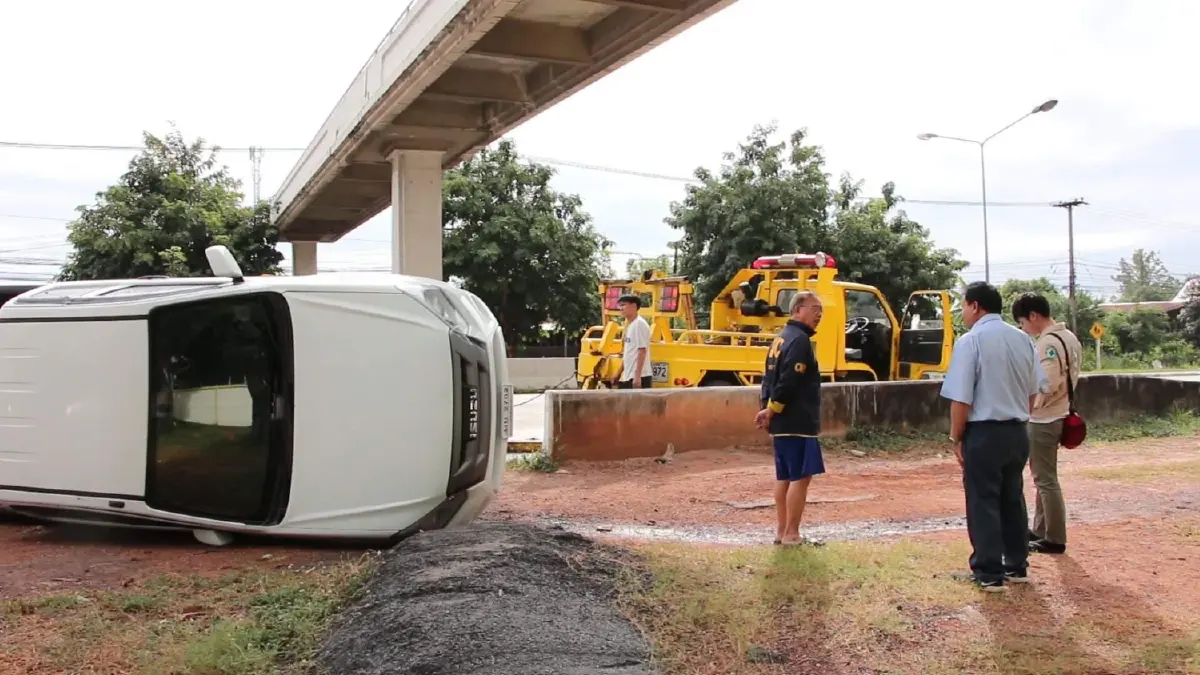 ฝนตกถนนลื่นบัสรับส่งพนักงานพลิกตะแคง-รถยนต์ตามหลังหักหลบพลิกคว่ำ